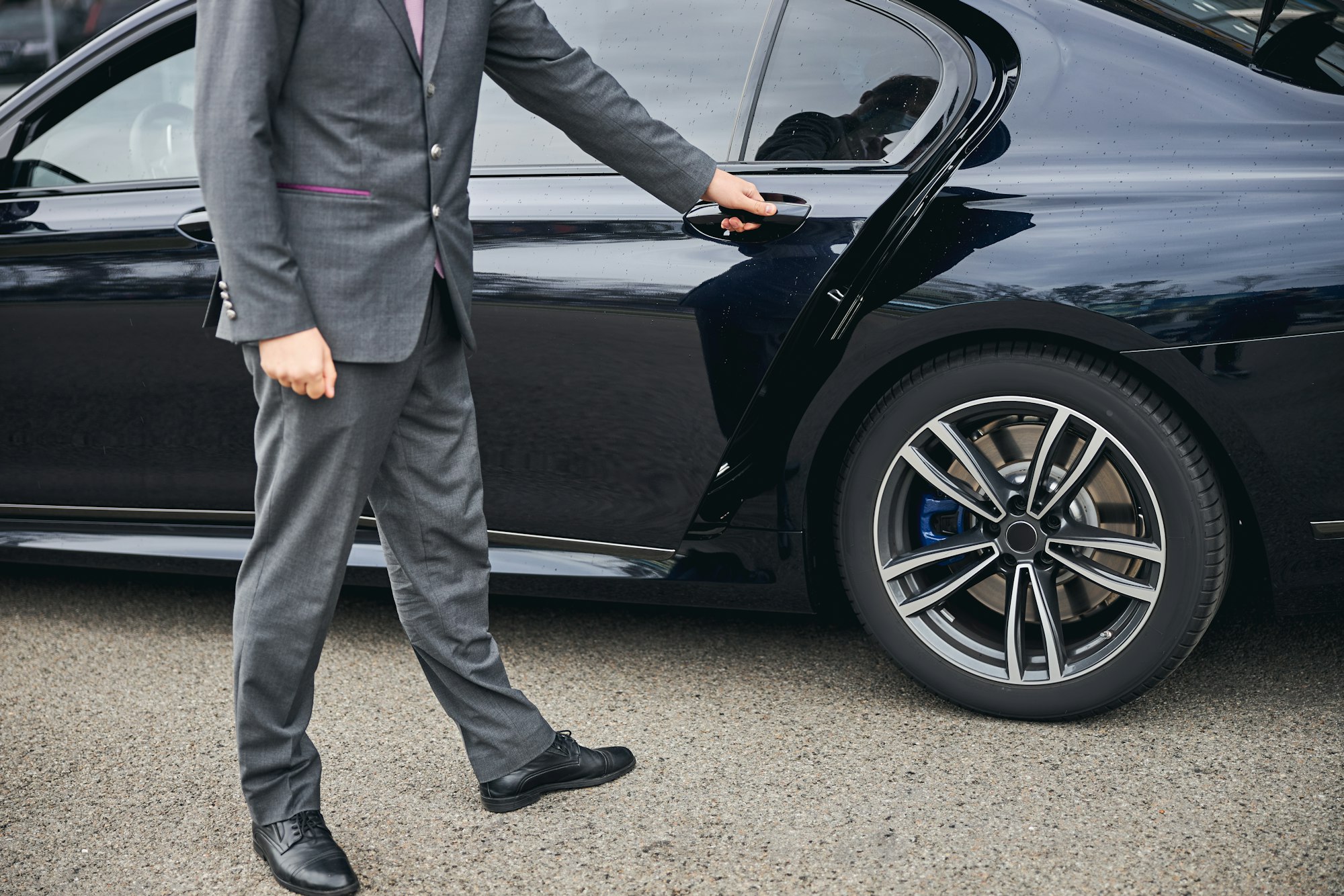 Vehículo de lujo proporcionado para un traslado privado desde el aeropuerto. transporte privado y servicios de traslado para excursiones y experiencias privadas en la región de champagne, francia. Champagne curated journeys